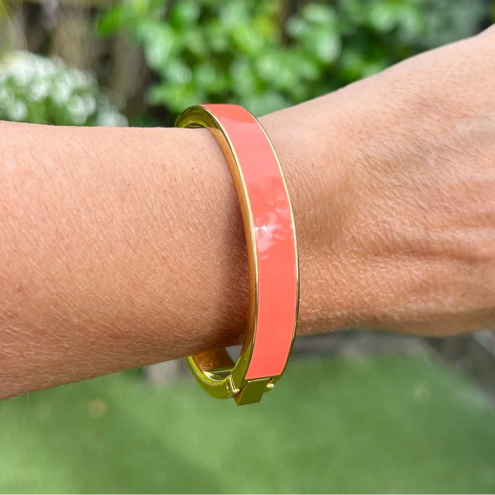 ✨NWOT J Crew preppy bright coral enamel & gold tone bangle. Size M, snap close - Picture 2 of 5